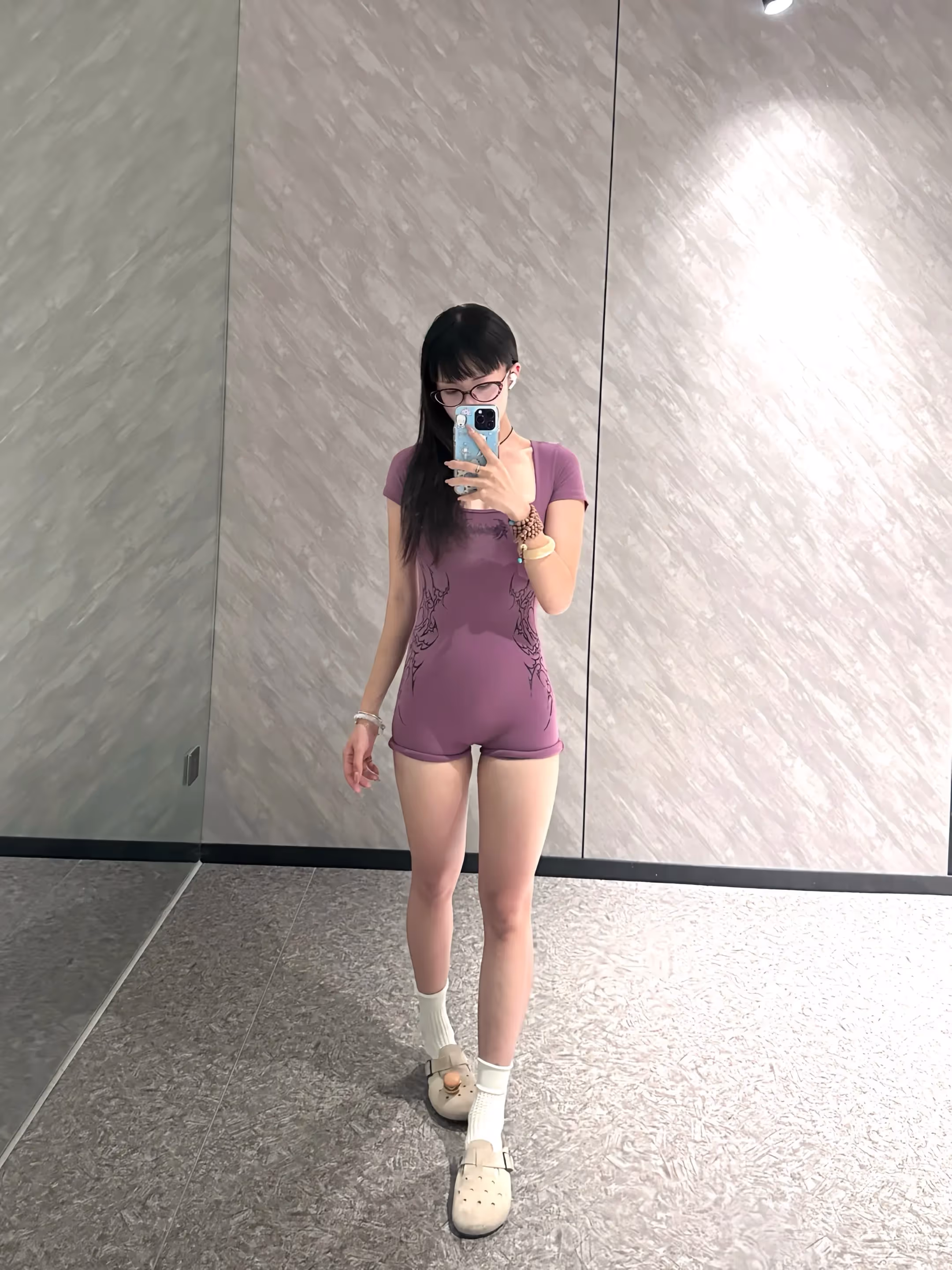 보라색 전신 타이즈를 입고 화장실에서 찍은 사진