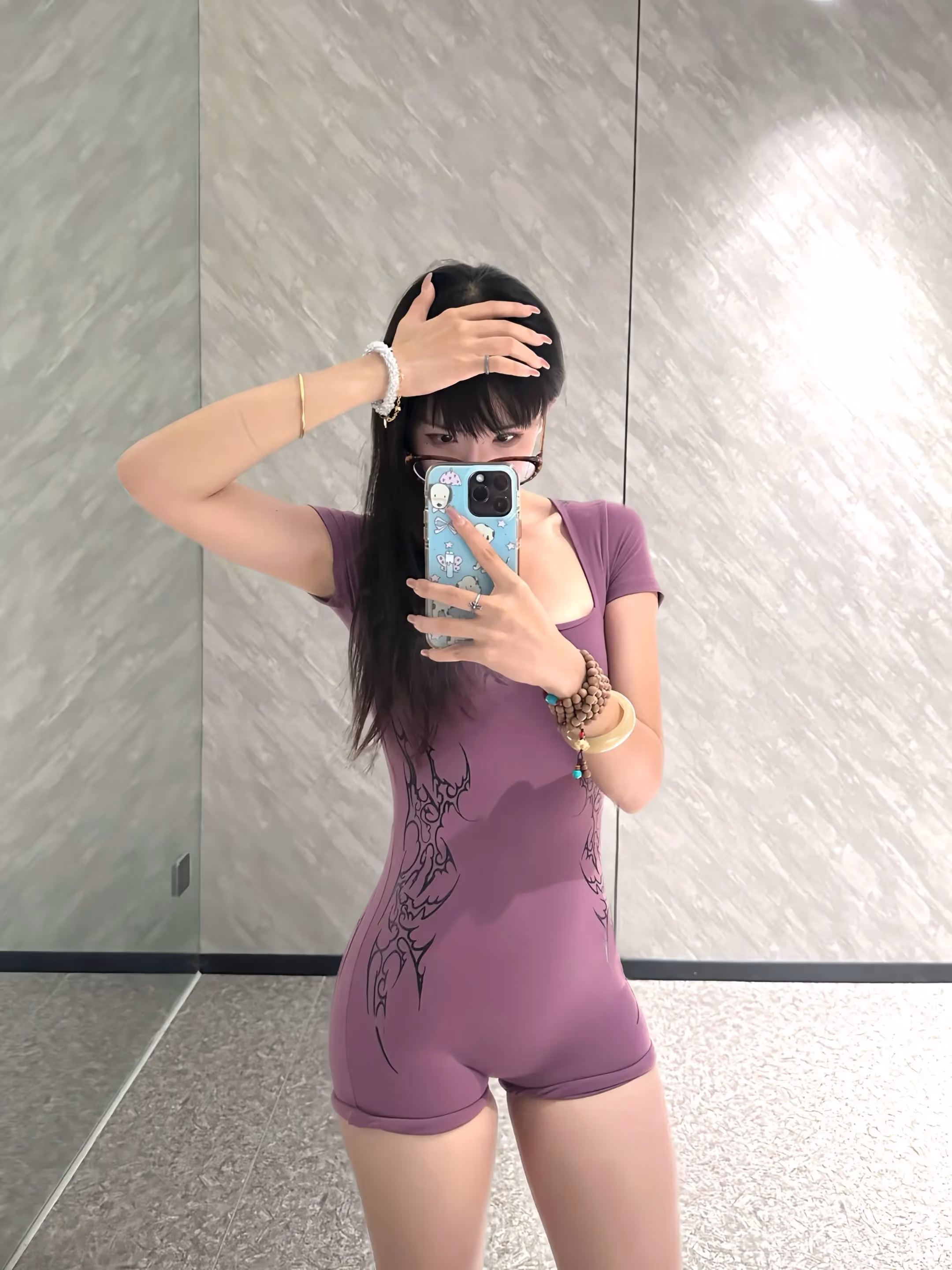 보라색 전신 타이즈를 입고 화장실에서 찍은 사진